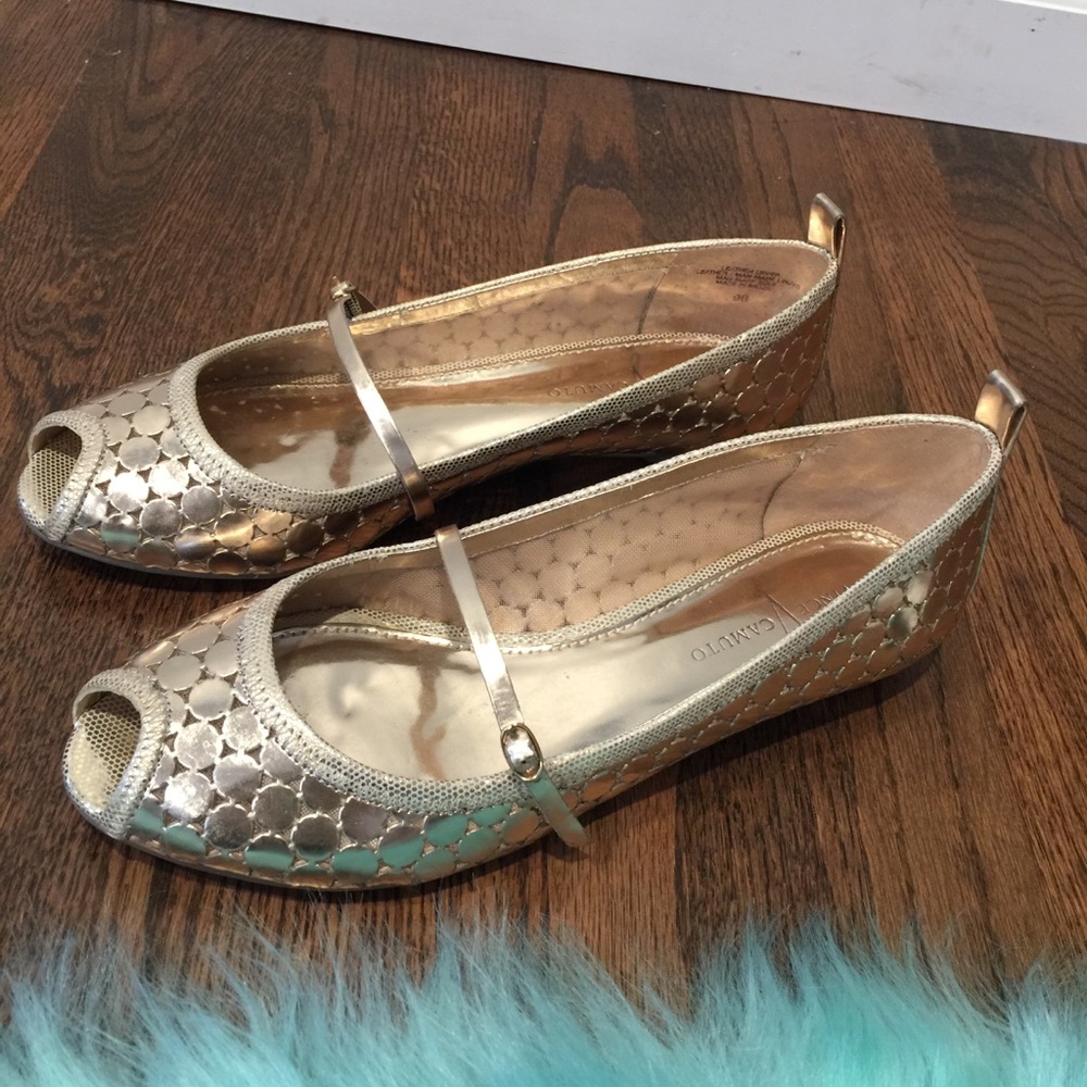 Vince Camuto beautiful gold patent flats shoes